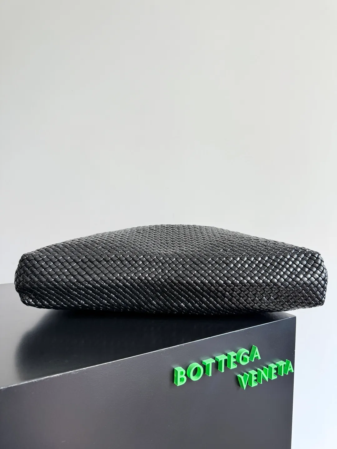 Batch 7360 BOTTEGA VENETA new product large Tosca Baci Baci means Kiss in Italian. Different from the previous Tosca style, this time the entire handbag presents a triangular shape design, and the handle is also designed with a single handle. The delicateness of each stitch of the craftsman's weaving, and the warmth of the handwork are like freshly baked bread! This is a bag that only experienced craftsmen can weave. The lightweight material and large capacity make it easy to carry whether you are an office worker or a student party😍Not only that, this bag is full of fashion, making you the center of attention whether it is for daily outings or important occasions👀 Style number: 762635 Size: 54*39.5*6cm